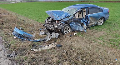 Tekirdağ'da otomobil ile kamyonet çarpıştı: 2 yaralı