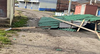 Tekirdağ'da şiddetli rüzgar çatı uçurdu