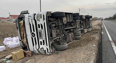 Tekstil malzemesi yüklü tır devrildi, 1 kişi yaralandı