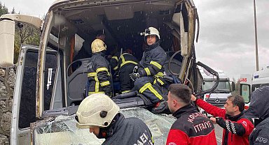 TEM'de işçi servisi önce tıra sonra bariyerlere çarptı: 4 yaralı