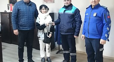 Temizlik görevlisinden alkışlanacak hareket