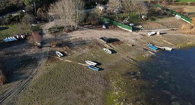Terkos Gölü'nde sular çekildi, teknelerin yüzdüğü yerde insanlar yürüyüş yaptı