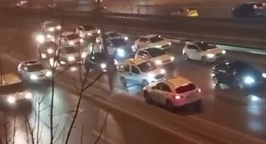 Ters yönden E-5 Karayolu'na girdi, trafiği birbirine kattı