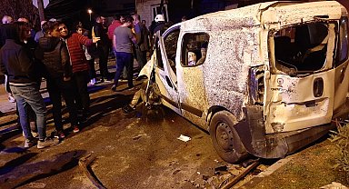 Ticari araç işyerine daldı, ortalık savaş alanına döndü