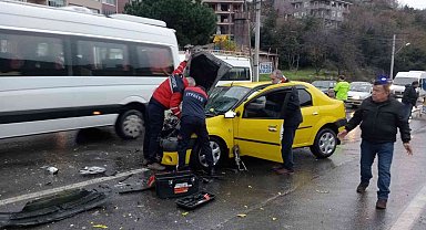 Ticari taksi kamyonetle çarpıştı: 2 yaralı