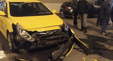 Ticari taksiyle çarpışan motosikletin sürücüsü yaralandı