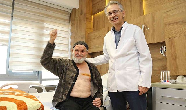 Tıkalı 3 kalp damarı 8 santimlik kesiyle değiştirildi
