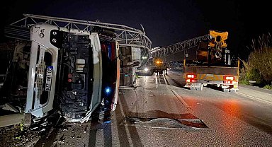 Tırın açılan dorsesi EDS'ye çarptı, ortalık savaş alanına döndü