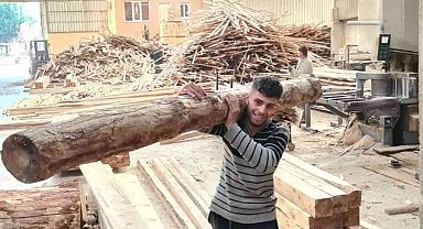 Tomrukların üzerine düşen genç, hastanede hayatını kaybetti