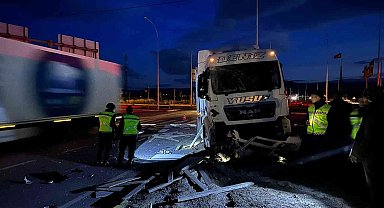 Toprak yüklü tır ile kereste yüklü kamyonet çarpıştı, 2 kişi yaralandı