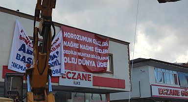Tören alanında esprili pankartlar