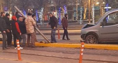 Tramvay yolundaki direğe çarptı, seferler aksadı