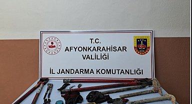 Tren yolunda ellerinde demir kesme makaslarıyla yakalandılar