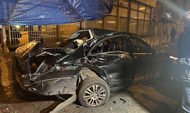 Trenin çarptığı otomobil hurdaya döndü, anne ile oğlu kazadan burnu bile kanamadan kurtuldu