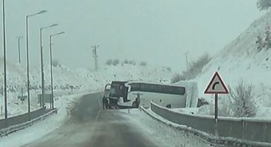 Tunceli'de kayganlaşan yolda kaza: Otobüs yoldan çıktı