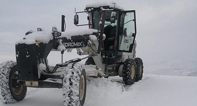 Tunceli'de ulaşıma kapanan 47 köy yolunu açma çalışmaları başladı