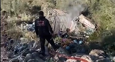 Tüp yüklü kamyon uçuruma yuvarlandı