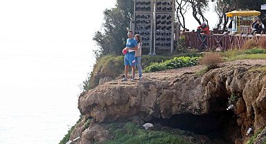 Turist çiftin uçurum kenarındaki romantizmi yürekleri ağza getirdi