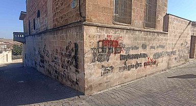 Turizm ilçesi Midyat'ta duvar yazıları ve düzensiz çevre dikkat çekiyor