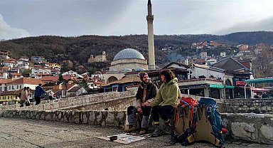 Türk çift, el işi bileklik satarak 25 günde 3 ülke gezdi