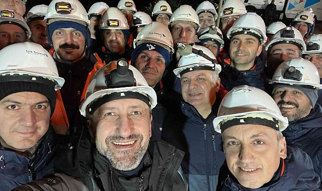 Türk Telekom CEO'su Ümit Önal, yeni yılı fiber dönüşüm için çalışan saha ekipleriyle karşıladı