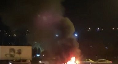 Tuzla TEM'de otomobil alev alev yandı