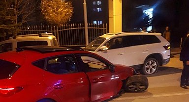 Üç aracın karıştığı kazada 2 kişi yaralandı