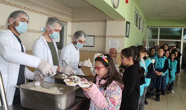 Ücretsiz yemeğe öğrencilerden tam not: "Anne eli değmiş gibi"