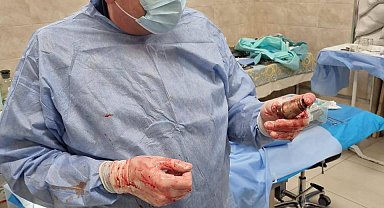 Ukraynalı askerin vücudundan el bombası çıkarıldı