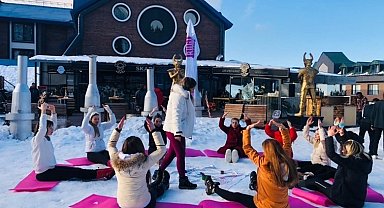 Uludağ'da karların üzerinde yoga yaparak ısınıyorlar