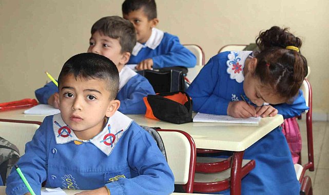 Uludere'de bu okulda hala 'mavi önlük' geleneği sürdürülüyor