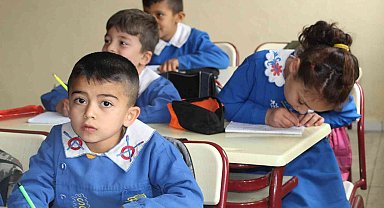 Uludere'de bu okulda hala 'mavi önlük' geleneği sürdürülüyor