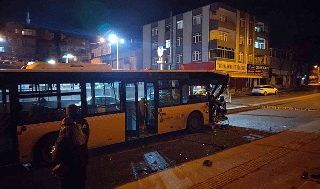 Ümraniye'de İETT otobüsü ile otomobil çarpıştı: 1'i ağır 5 yaralı
