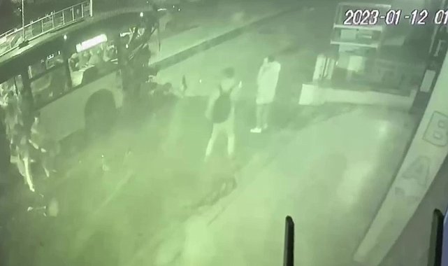 Ümraniye'de refüjden uçan otomobilin İETT otobüsü ile çarpıştığı kaza kamerada