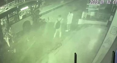 Ümraniye'de refüjden uçan otomobilin İETT otobüsü ile çarpıştığı kaza kamerada