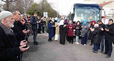 Umre yolcuları dua ve göz yaşlarıyla uğurlandı