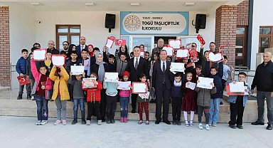 Üniversitede açılan ilkokulda karne heyecanı