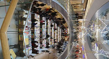 Ünlü yazardan imza alabilmek için uzun kuyruklar oluşturdular