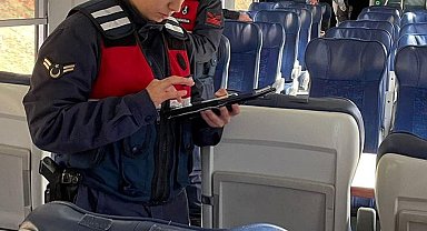 Uşak jandarması 2 hırsızlık şüphelisini trende yakaladı