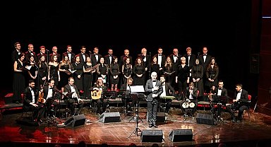 Uşak'ta 'Şarkılar Bizi Söyler, Biz de Şarkı Söyleriz' konseri ilgi gördü