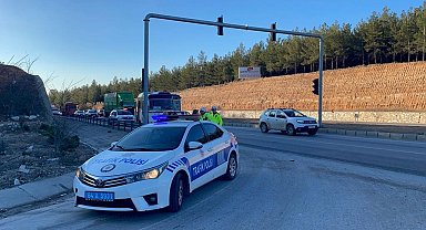 Uşak'ta işçi servisi kamyona çarptı: 5 yaralı