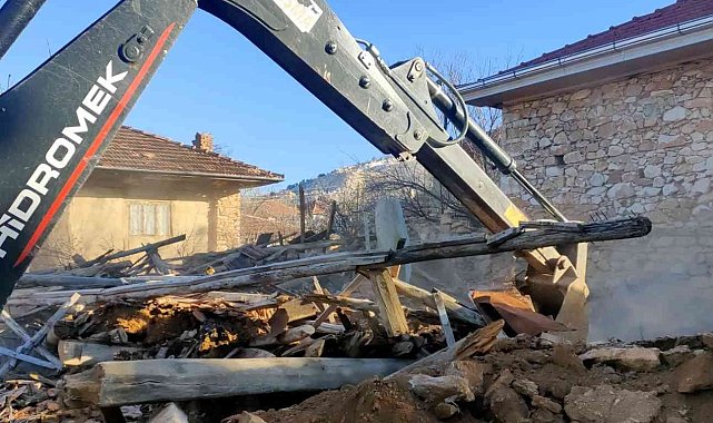 Uşak'ta tehlikeli metruk binalar yıkıldı