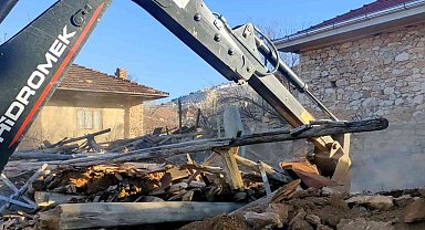 Uşak'ta tehlikeli metruk binalar yıkıldı
