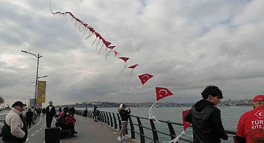 Üsküdar'da "225 metrelik Türk bayraklı uçurtma treni" gökyüzünü süsledi