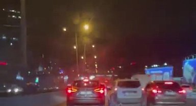 Üsküdar'da trafikteki araçlara aldırmadan yarışan iki araç kamerada