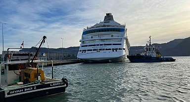 Usturmaçalara çarpan kruvaziyer römorkör eşliğinde limana yanaştırıldı