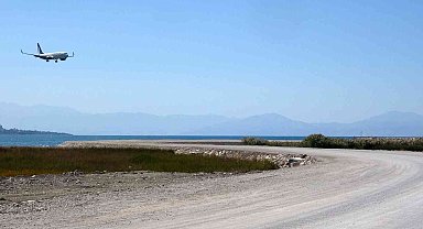 Üzerinden uçakların geçtiği sahil yolu tamamlanıyor