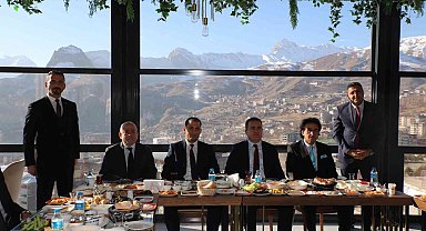 Vali Akbıyık gazetecilerle kahvaltıda bir araya geldi