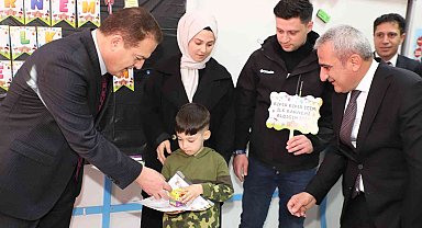 Vali Akbıyık öğrencilerin karne sevincine ortak oldu