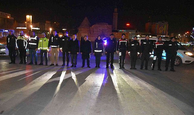Vali Mete Buhara, yılbaşını çalışanlarla geçirdi